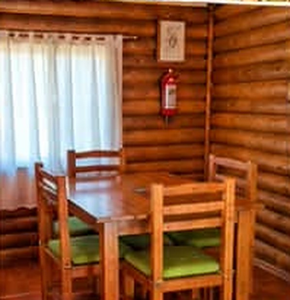 Comedor de la cabaña Om Shanti