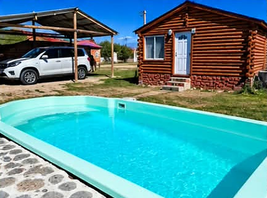 Piscina privada frente a la cabaña Om Shanti